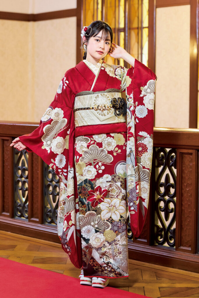 お花柄が華やかな赤色の振袖
