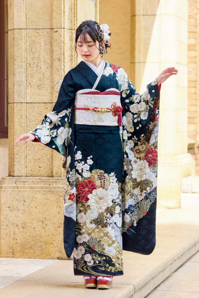 濃紺に花柄が映える上品な振袖