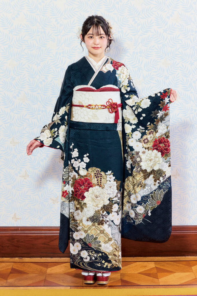 濃紺に花柄が映える上品な振袖