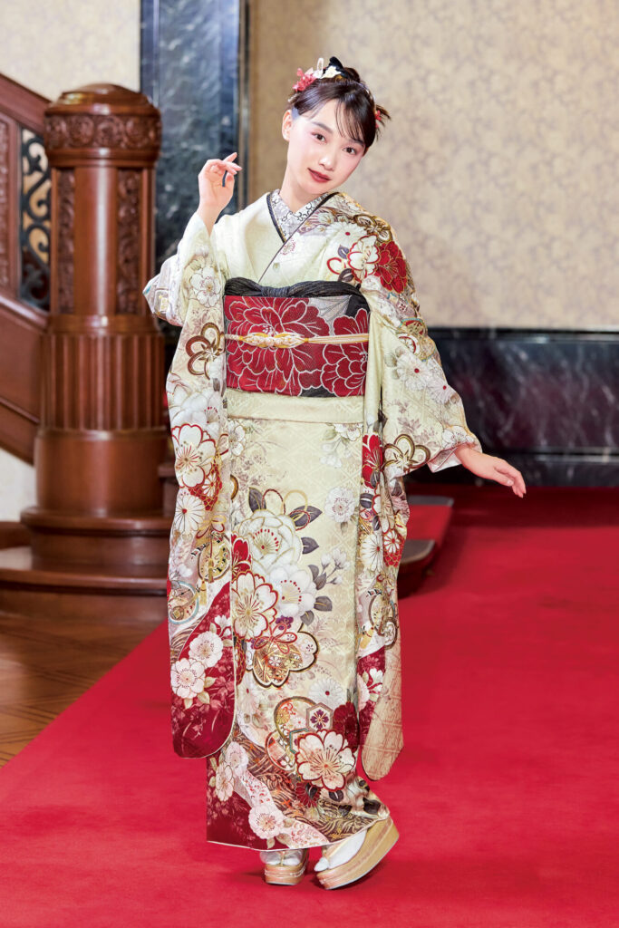 淡いクリーム色に桜や菊柄がカワイイ振袖