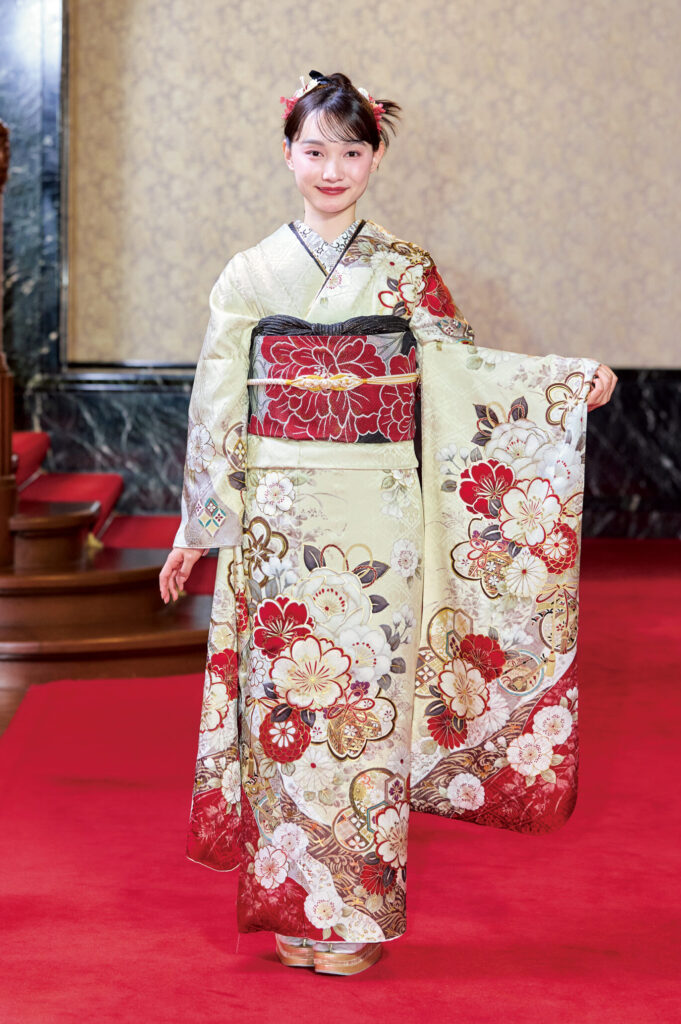淡いクリーム色に桜や菊柄がカワイイ振袖