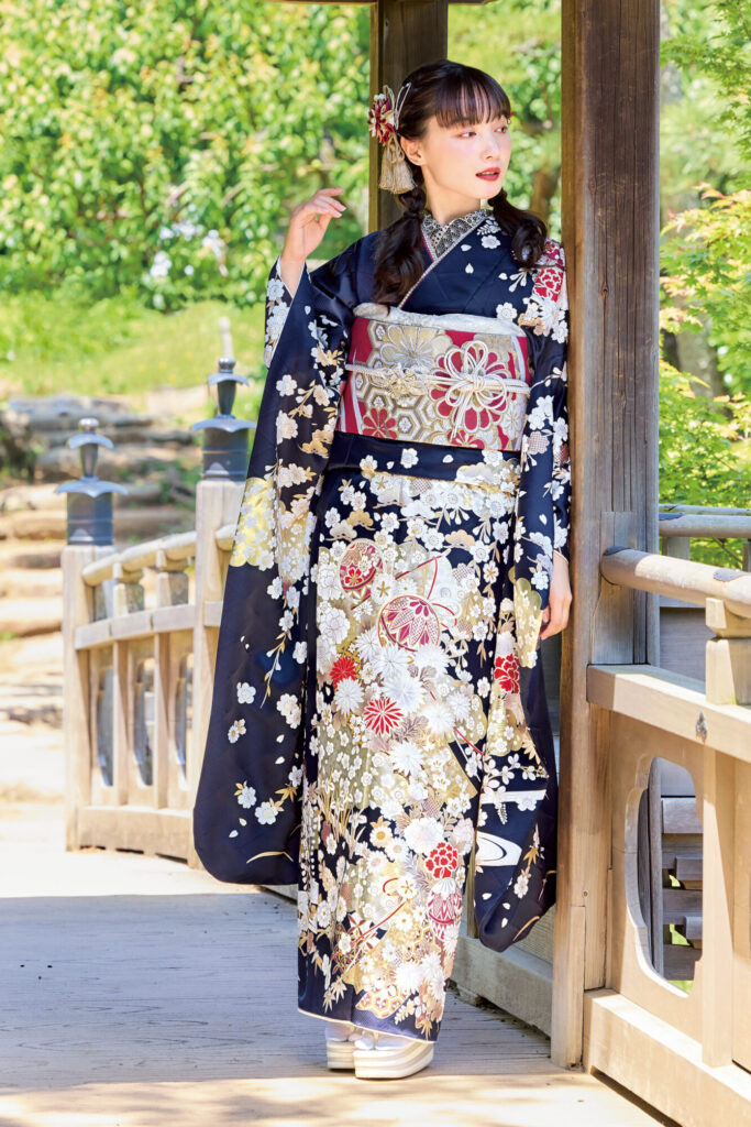 小花柄がかわいい紺色の振袖