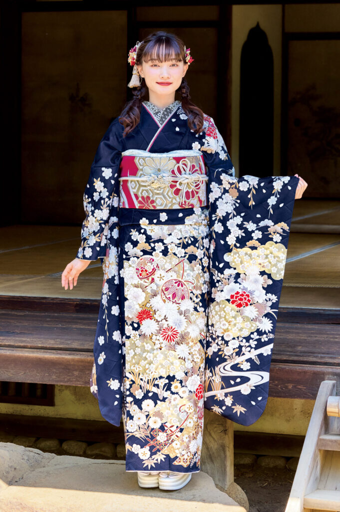 小花柄がかわいい紺色の振袖