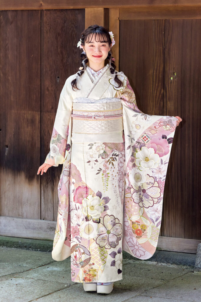 クリーム地に淡いピンクの花柄が優美な振袖