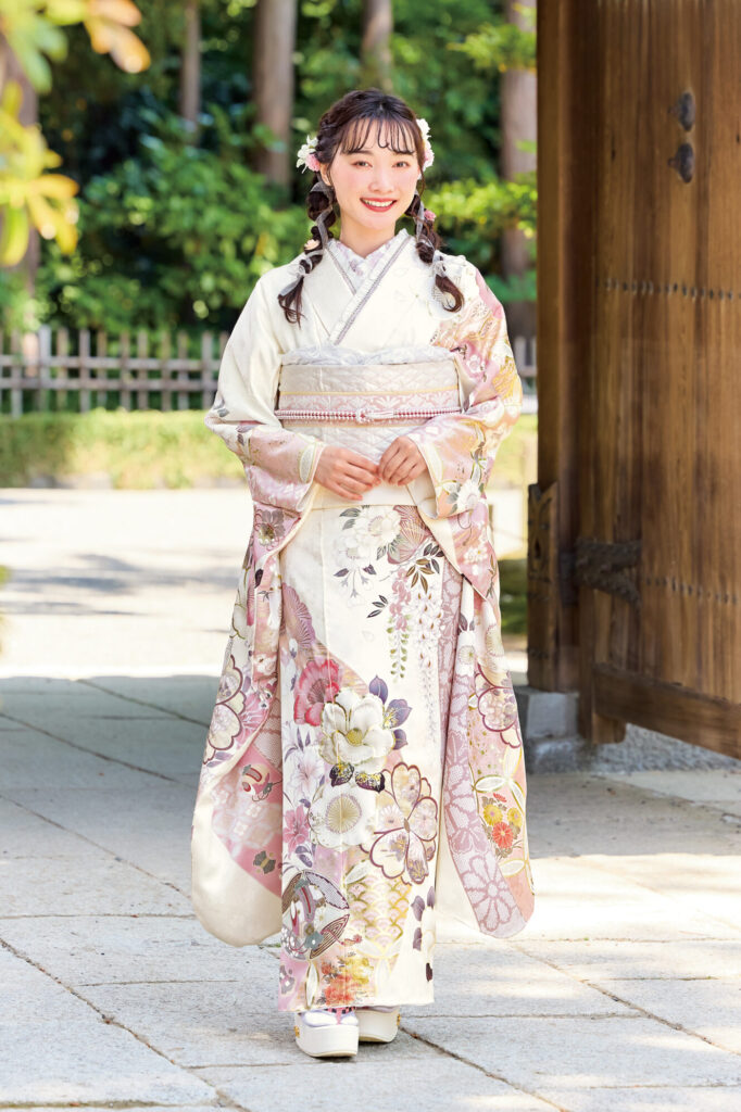 クリーム地に淡いピンクの花柄が優美な振袖