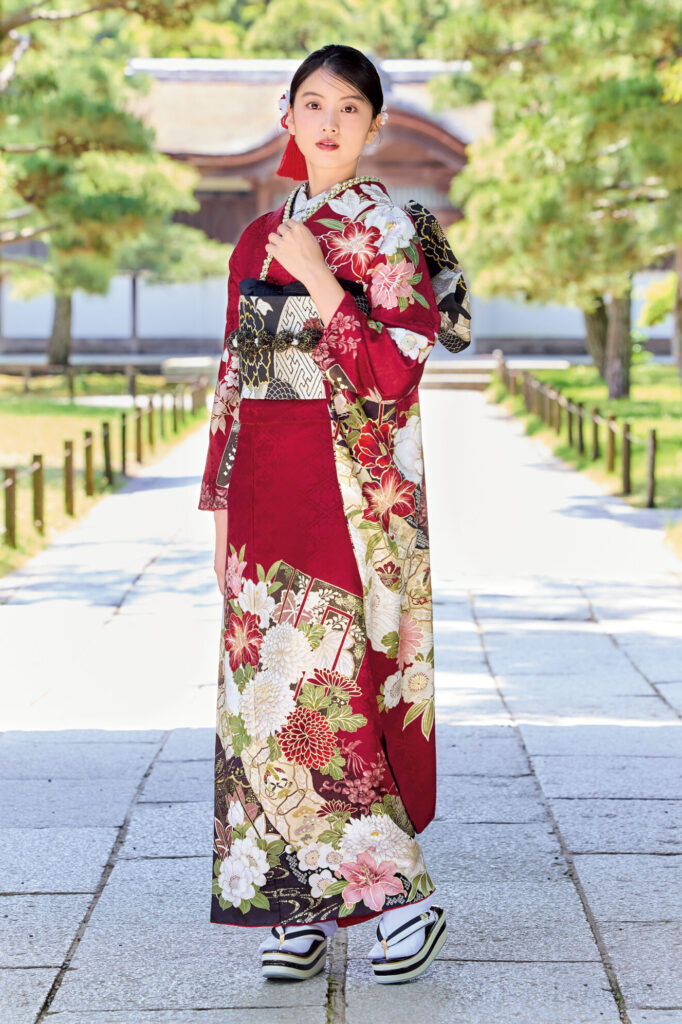 大輪の菊が豪華な赤色の振袖
