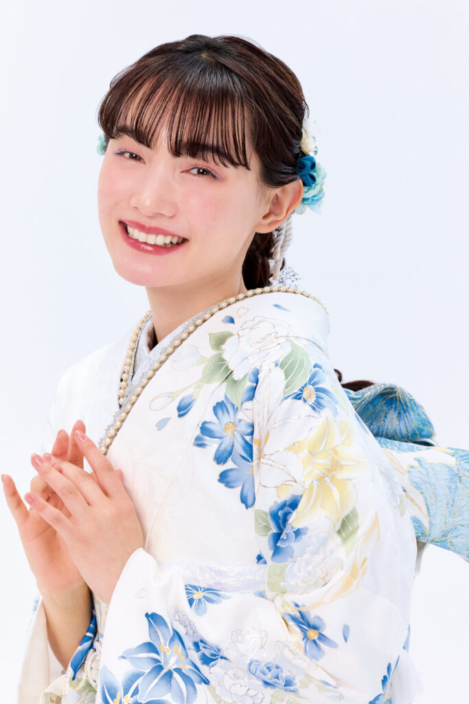 白地に百合模様が涼やかな振袖