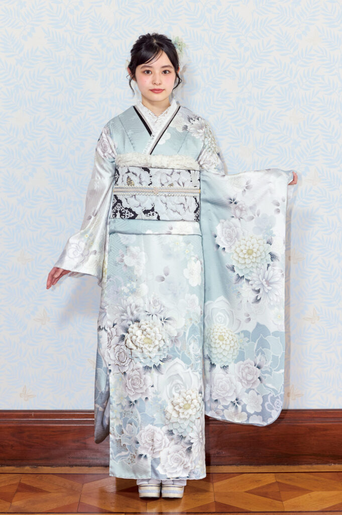 淡い白の花柄が爽やかな水色の振袖