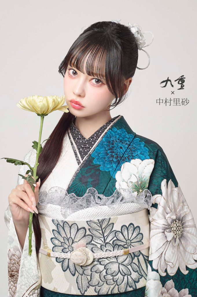 中村里砂の緑と白のバイカラー振袖